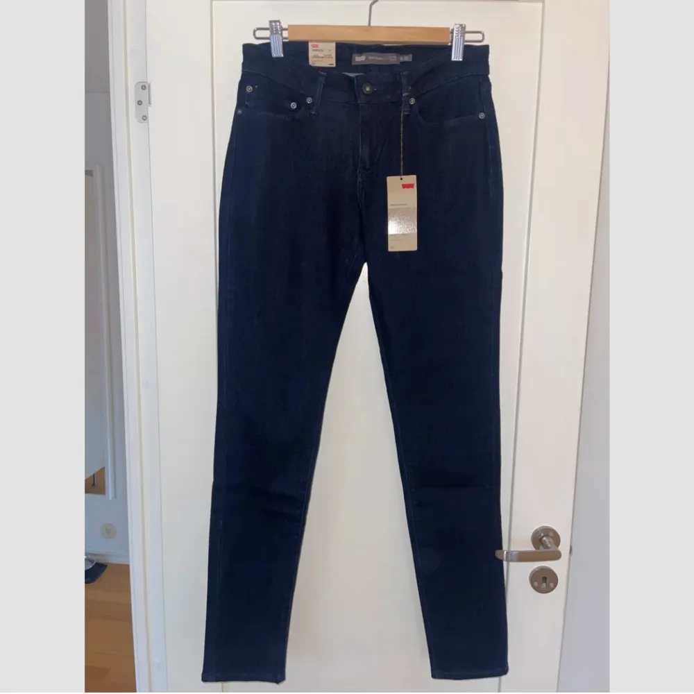 Oanvända Levis jeans med prislapp kvar.  Storlek W28 L34. Pris kan diskuteras.. Jeans & Byxor.