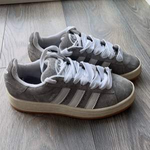 Säljer mina adidas campus 00s i storlek 37. Inga tydliga defekter förutom något hål i innersulan💕