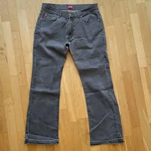 Gråa jeans med lätt bootcut från Henrys choice. Storlek L sitter som 31/31. Pris kan diskuteras vid snabb affär😄