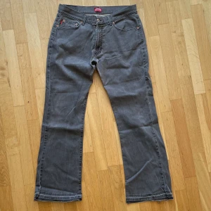 Bootcut jeans - Gråa jeans med lätt bootcut från Henrys choice. Storlek L sitter som 31/31. Pris kan diskuteras vid snabb affär😄