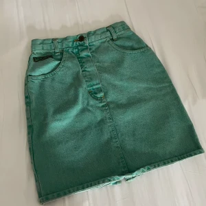 grön jeanskjol  - jättefin grön jeanskjol från manusssi. köpt på episode i amsterdam. aldrig använt. strl IT38 = EU XS