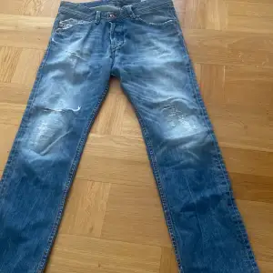 säljer ett par feta disel jeans, dom är lite stora. (Kan behövas bälte)  original pris 250 kr