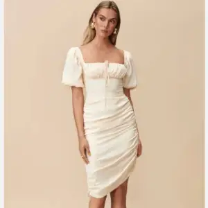 Helt ny klänning från Adoore med lapparna kvar. Klänningen är i färgen cream white, storlek 36. Finns inte längre på hemsidan!