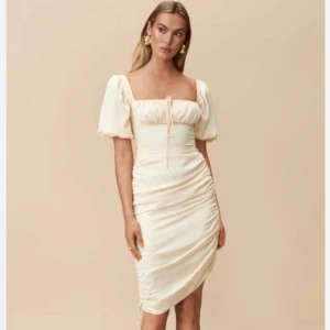 Adoore Palermo dress - Helt ny klänning från Adoore med lapparna kvar. Klänningen är i färgen cream white, storlek 36. Finns inte längre på hemsidan!