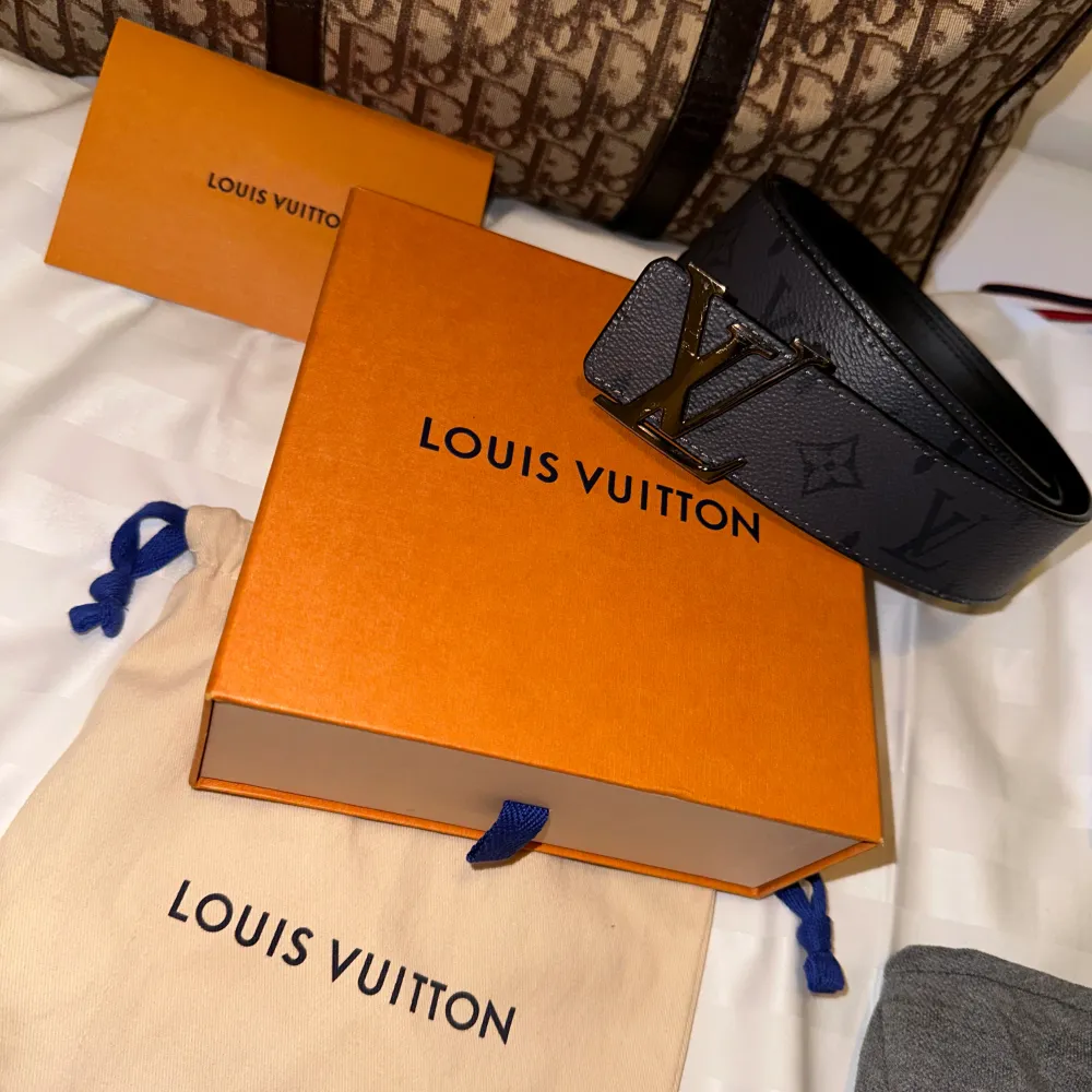 Säljer mitt Louis Vuitton bälte som är reverseble då du kan vända på bältet och använda båda sidorna. Har kvitto box dustbag, köpt på LV inne på Östermalm. Öppen för byten, kan gå ner pris vid snabb smidig affär. . Övrigt.