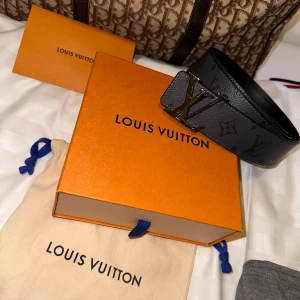 Louis Vuitton bälte  - Säljer mitt Louis Vuitton bälte som är reverseble då du kan vända på bältet och använda båda sidorna. Har kvitto box dustbag, köpt på LV inne på Östermalm. Öppen för byten, kan gå ner pris vid snabb smidig affär. 