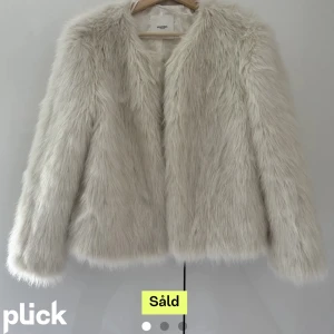 En vit pälsjacka från mango - En vit pälsjacka från mango. Köpt från Plick. Första bilden lånad från köparen ja köpte ifrån. Jätte passade nu till våren. Storlek M men passar som S.