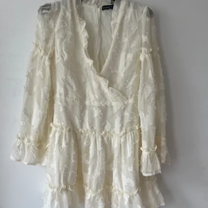 Studentklänning  - SLUTSÅLD studentklänning. Helt oanvänd med prislappen kvar. Säljer pågrund av att den var för liten på mig🌸Nypris ca 500kr