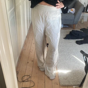 Linnebyxor  - Linnebyxor från hm i storlek M  Långa i ben o resår i midjan så passar fler storlekar. Gott skick