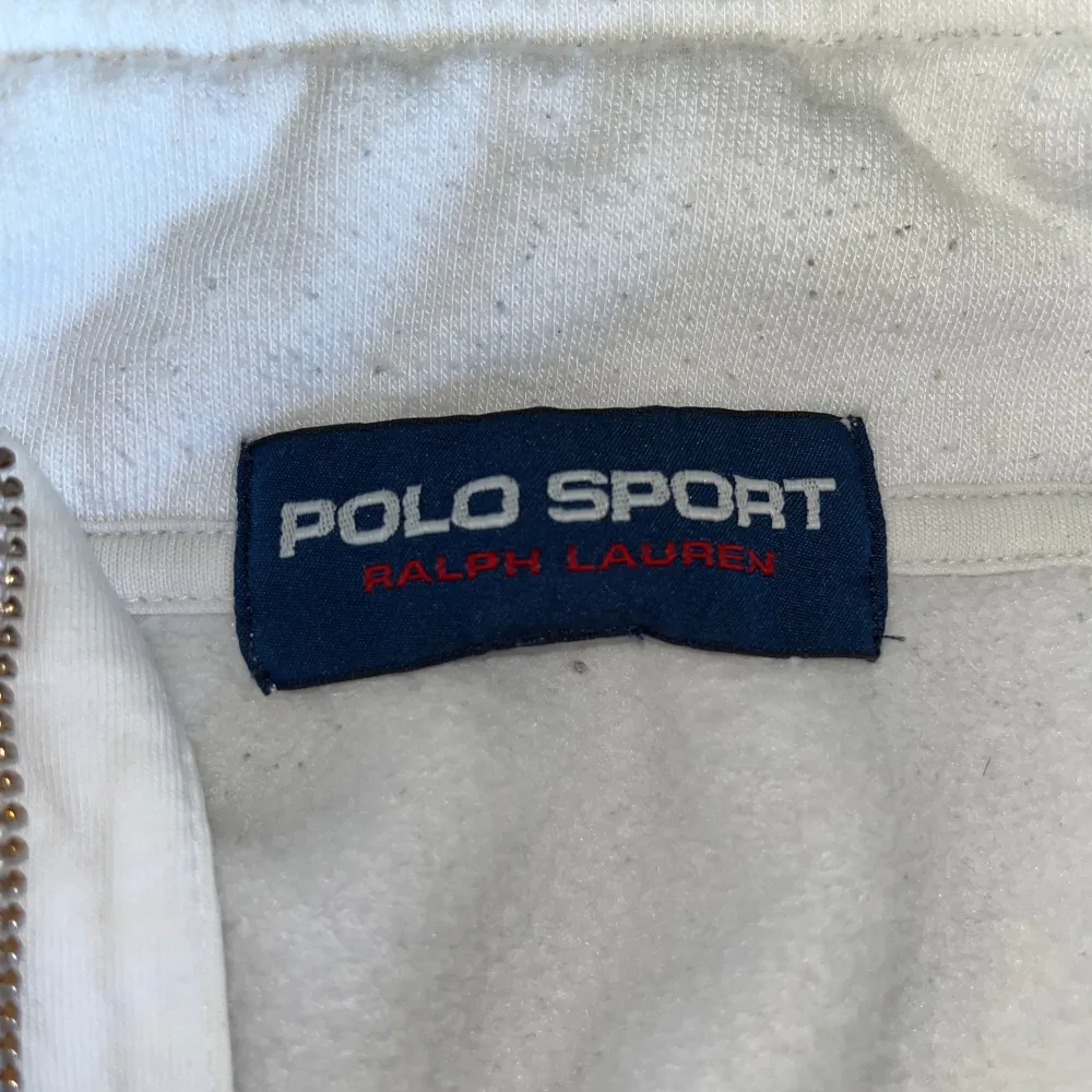 Säljer denna snygga polo sport tröjan som är använd fåtal gånger, säljer då den inte passar, strlk 10-12 år. Tröjor & Koftor.