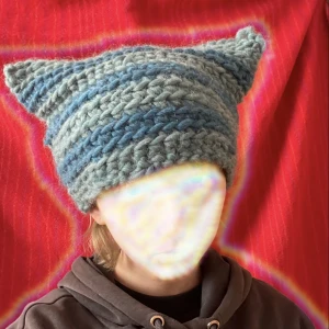 CAT BEANIE - Blårandig catbeanie som jag har virkat. 