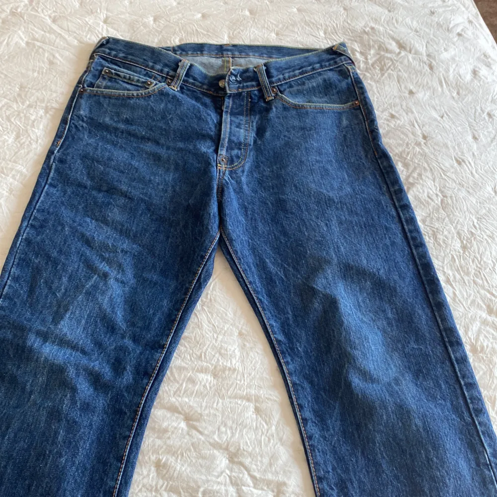 Säljer ett par evisu jeans i storlek 34 med rött motiv( se bild ) Längd från midja till benslut 96 cm. Midjemått tvärs över 43 cm. Benöppning 21 cm. Gott skick! ✨. Jeans & Byxor.