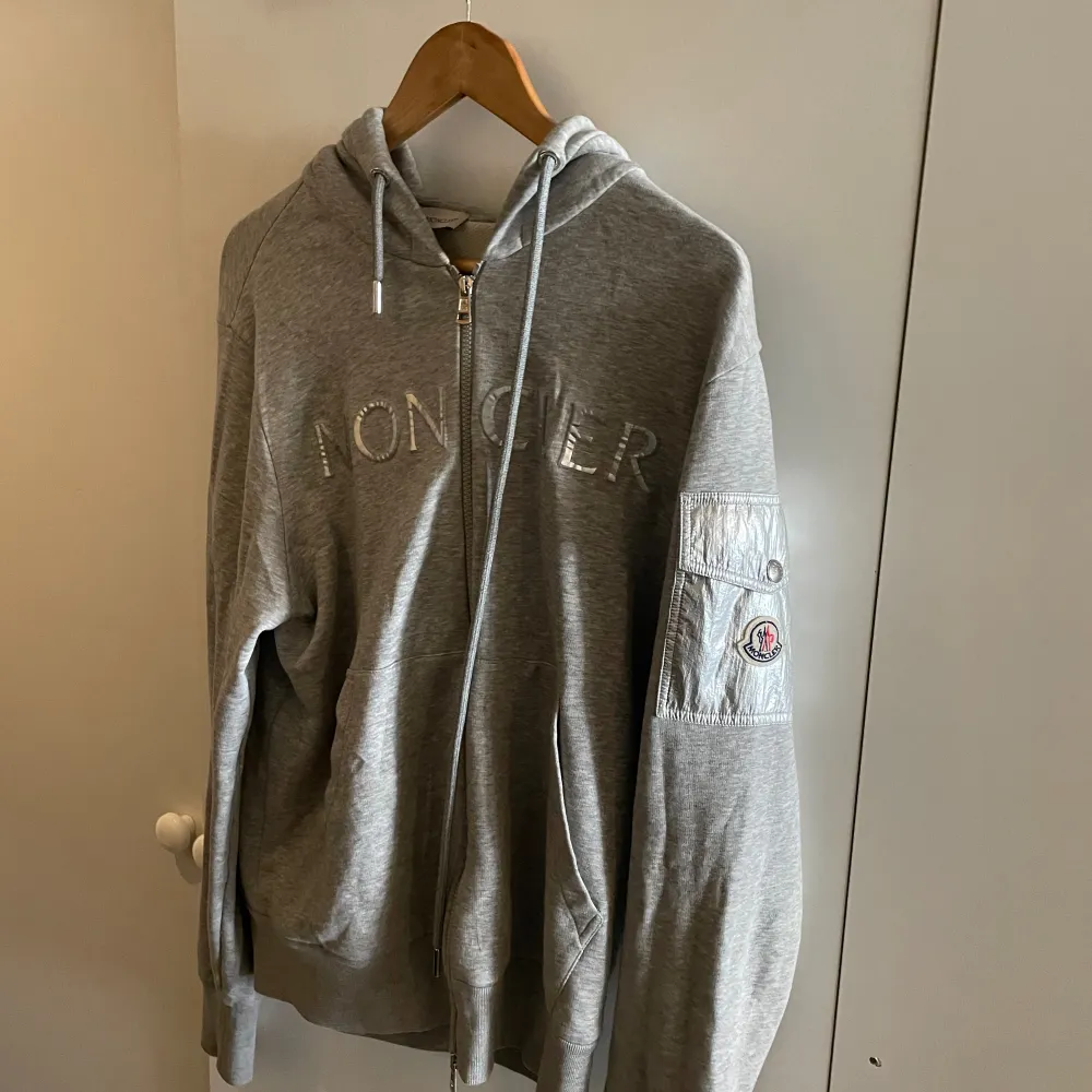 Storlek M sällsyn Monclear hoodie speciellt med den gråa patchen, 9/10 i skick, mer info i pm. Hoodies.