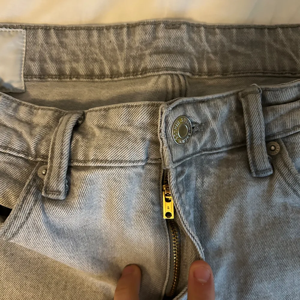 Gråa jeans från HM Använda några gånger  Storlek 34 32 199 kr . Jeans & Byxor.