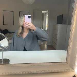 Grå kort kappa - Super fin tunn jacka perfekt till våren, helt slutsåld på hemsidan och nypriset är 150