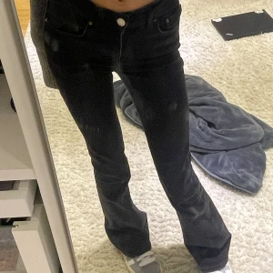 Jeans - Säljer mina svarta lågmidjade jeans då jag köpt ett par nya, dessa är ifrån Gina och är i jätte bra skick!!❤️