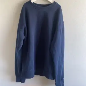 Säljer nu denna cleana mörk blåa Jack and Jones sweatshirten. Den är i bra skick och passar perfekt som dra på plagg nu till sommarn