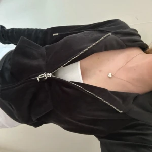 Juciy couture  - Jätte fin juciy kofta i nyskick endast testad💞 säljer då den inte kommer till användning💞