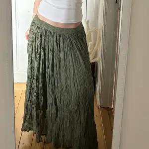 Intressekoll för denna söta kjol, är osäker om jag ska sälja därför vill jag se hur mkt jag kan få för den först💗350 startpris sen får man buda över de just nu
