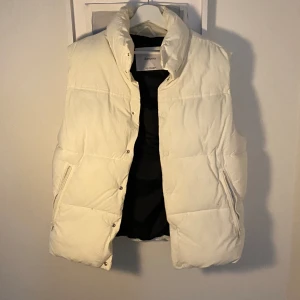Skön väst från bershka - Säljer min väst jag köpte från bershka för att den är för stor för mig. Den är väldigt mjuk och passar som en lite oversized M eller liten L. Inga skador. Mitt pris - 400kr