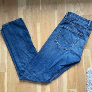 Replay Grover jeans med lite små slitningar (modellen ser ut så) storlek 32x32 !  Vid frågor skicka dm. 😊 