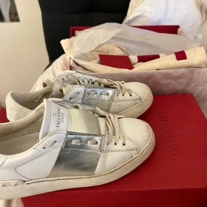 Valentino skor - Super snygga valentino open silvriga / metallic färgade skor. Storlek 36! Passar mig som brukar ha 37🥰 Har box osv. Ganska använda men, en lite mörkare färg vid hälen inuti bara som man ej tänker alls på men bra skick!! Självklart äkta 