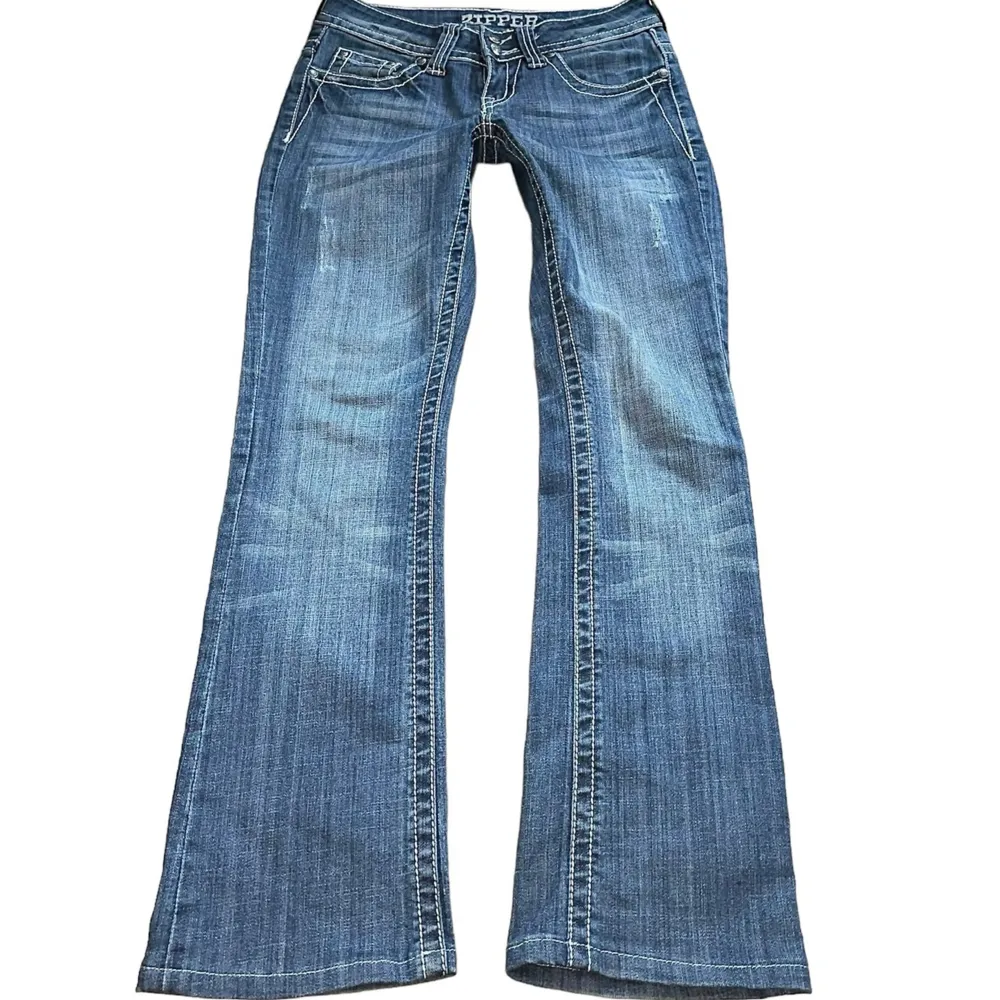 Jättesnygga lågmidjade jeans som liknar miss me från zipper, köpta i USA bootcut/raka, strl XS💕// midja 34cm, längd 94, innerbens 72 (försmå så kan ej skicka bild på). Jeans & Byxor.
