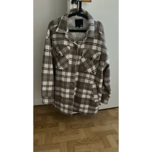 Rutig jacka från Lager157  - Säljs den för den är tyvärr för stor för mig. Köpte den i höstas och använde endast en gång. Den är hel som ny. Storlek L/XL då den är som oversize