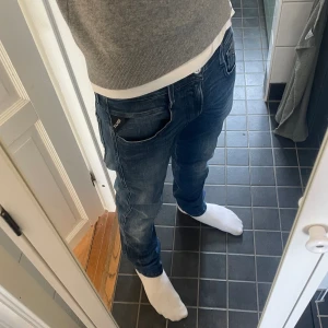 Replay anbass - Tjena, säljer nu dessa tvärsköna replay anbass då dom ej kommer till användning längre, storlek W28 L32. Väldigt fint skick. Skriv Pm vid minsta fråga och/eller fler bilder👌