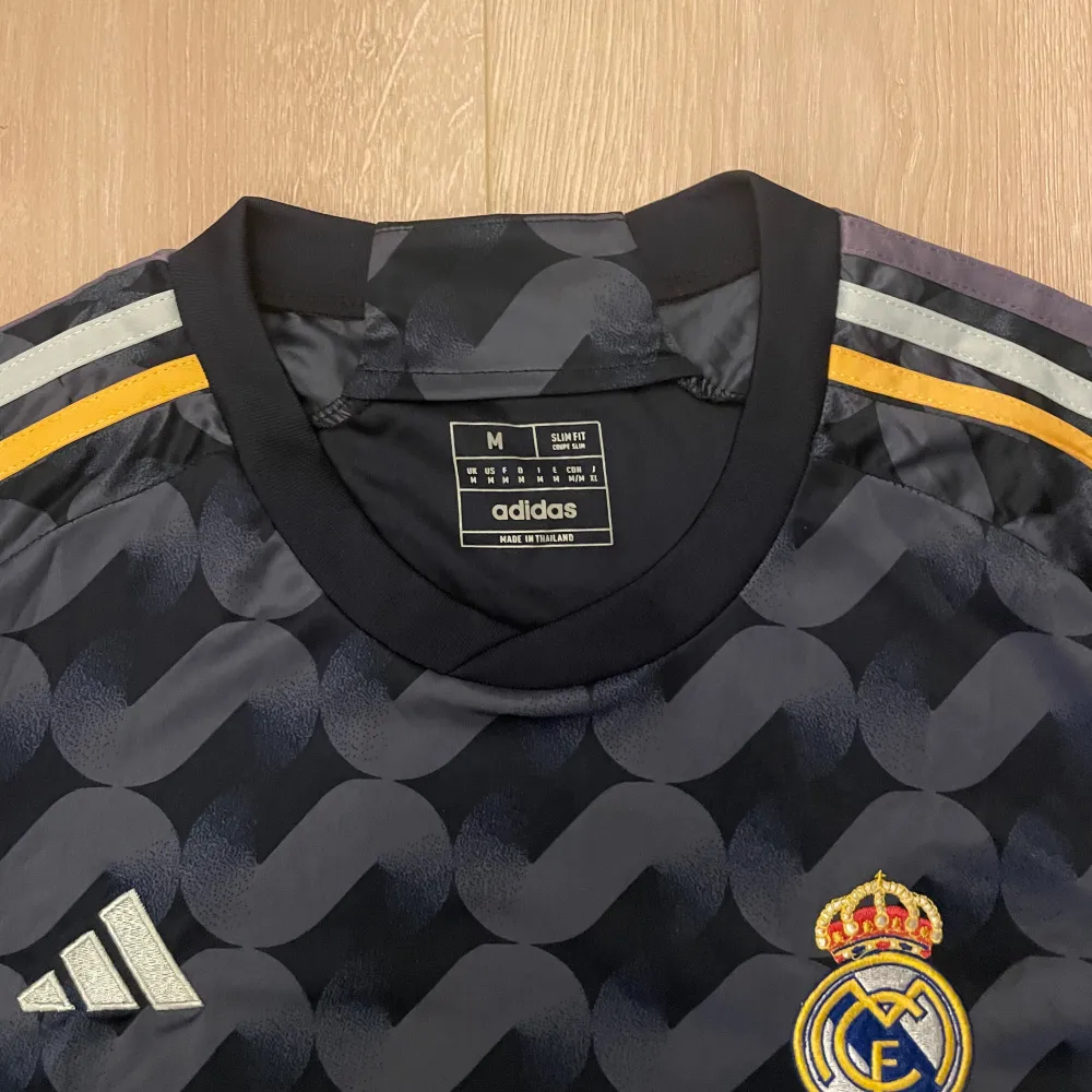 Säljer En Real Madrid tröja fans version 2023/24 säsongen. Pris kan diskuteras, tröjan är inte använd.. T-shirts.