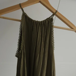 Sommartopp - Olivgrön luftig sommartopp från HM😊