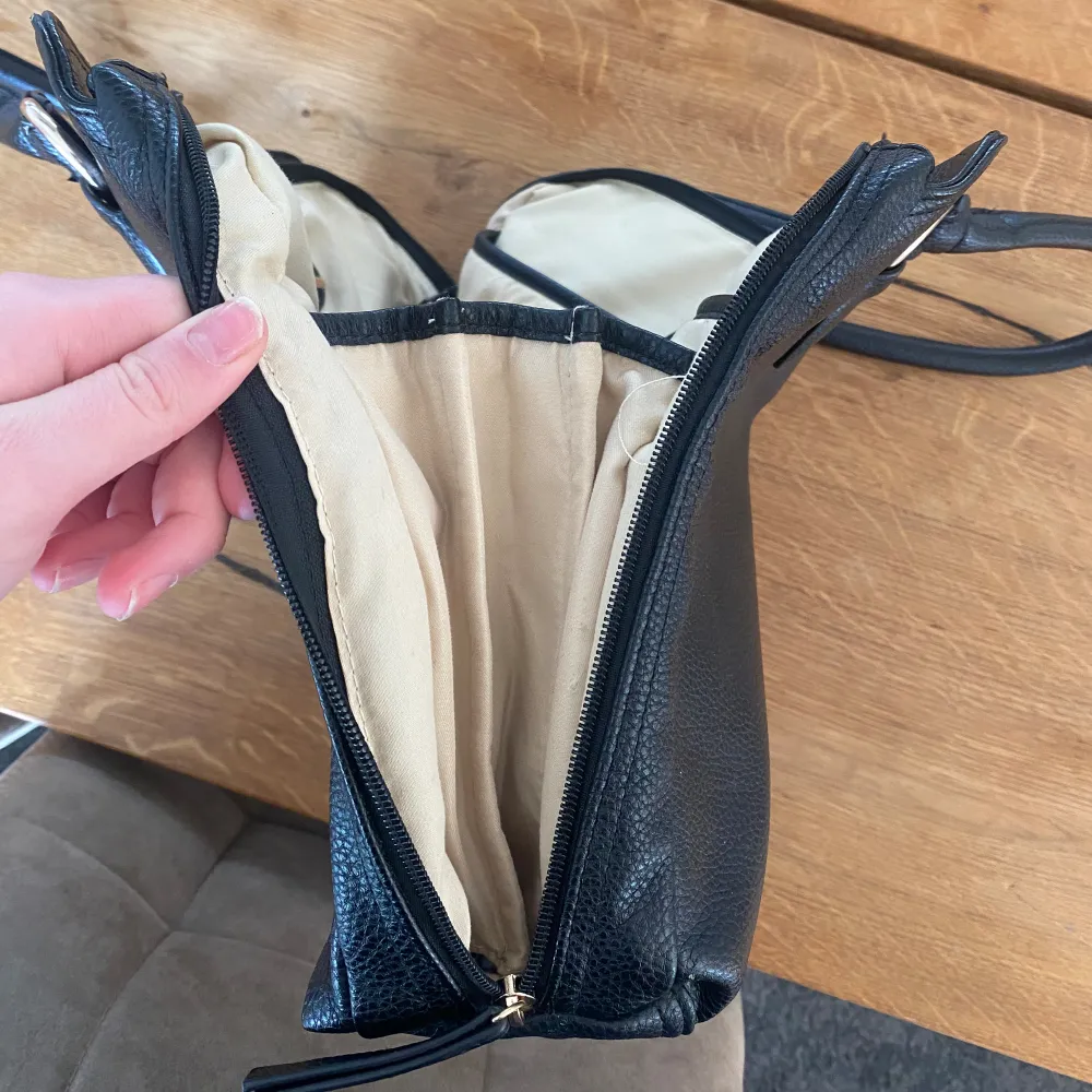Jättesnygg svart väska med MÅNGA smarta fack! Väldigt rymlig, mått är ca 39x27x9 när den är tom och stängd. Går att öppna hela vägen ner på sidorna. Väldigt bra skick💞. Väskor.