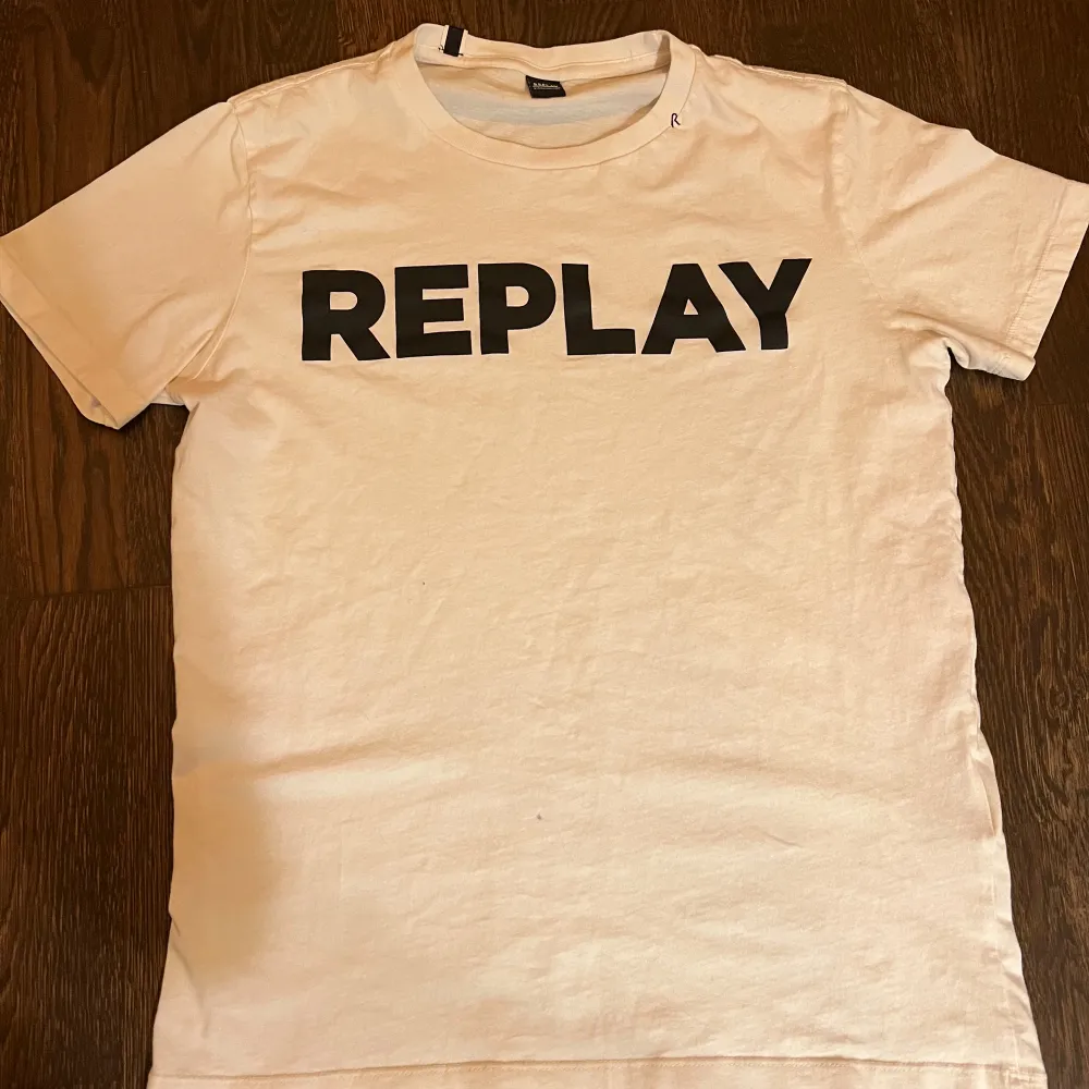 Sjukt snygg replay t-shirt för endast 349! Tröjan har inga defekter och är i storlek M. Hör av dig vid frågor eller funderingar🤝. T-shirts.