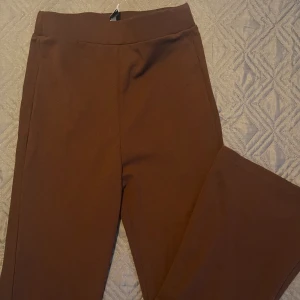 Helt nya Yogapants från stradivarius!! Aldrig använda! 🫶🏼 - Helt nya yogapants från stradivarius i brun färg. Aldrig använda har inga fel. Storlek XS, säljs då de inte kommer till användning. Jättesköna byxor!! PRIS GÅR ATT DISKUTERAS!!