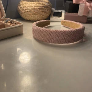 Jag vill sälja detta jätte fina diademet  - Det är i väldigt bra skick 