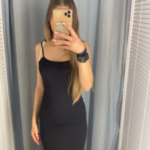 Lång svart klänning med öppen rygg - Säljer en jätte vacker svart klänning som är perfekt inför sommaren köpt på pull&bear för 399kr, använt endast en gång och är i otroligt bra skick säljer på grund av har för mkt kläder! Kontakta mig för fler bilder!