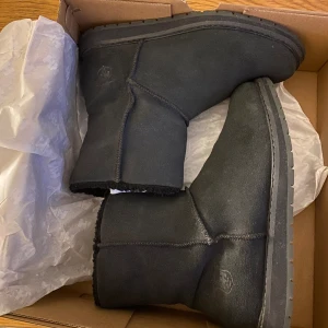 W Annabelle Boot - Hej! Säljer dessa boots som inte använts rätt mycket  i höstas. Säljs pågrund av att dem inte kommer till användning längre ny pris 1399kr 