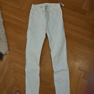 Fint använt skick - Vita tajta jeans