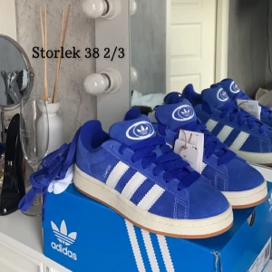 Adidas campus00s  - Har 2 stycken i denna storlek! 38 2/3 Super snygg blå färg verkligen! Passar till så mycket😍 skosnörena på bilden ingår! Helt nya! Inte ens testade! Snabb leverans