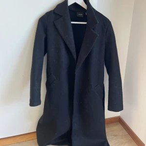 Kappa vero Moda  - Jätte fin kappa kan vara lite hårig med tanke på att de är en svart kappa. Men de är Inget som inte går att ta bort med en roller (har ingen hemma att ta bort de med)❤️