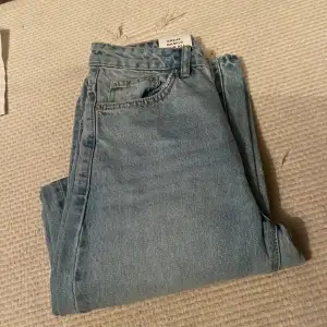Jag köpte ett par jeans som aldrig kom till användning. Jag köpte dom för 300kr, Dom är bara testade en gång 🫶🌸pris går och diskutera🎀