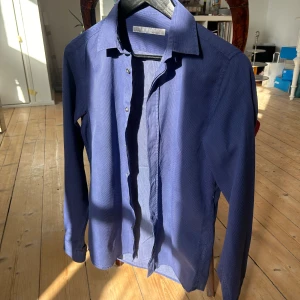 Tiger of Sweden skjorta - Tjena! Nu säljer jag denna fina Tiger of Sweden skjortan. Storleken är 38 men går också på en 39a. Nypris ligger runt  1300 och mitt pris är diskuterbart. Har du några frågor är det bara att höra av dig!