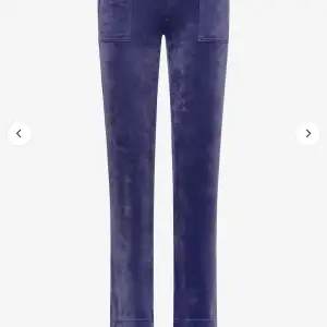 Säljer dessa helt oanvända, endast testade, Juicy Couture byxorna pga att dom var lite för stora. Supersköna i del ray pocket pant och färgen gray blue!💙