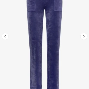 Juicy Couture byxor - Säljer dessa helt oanvända, endast testade, Juicy Couture byxorna pga att dom var lite för stora. Supersköna i del ray pocket pant och färgen gray blue!💙