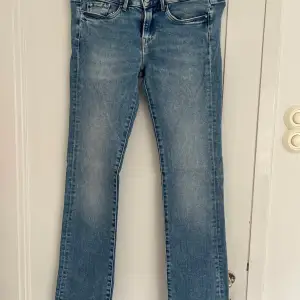 Ett par ljusblåa bootcut jeans från pepe jeans. Använda max två gånger, säljer då jag ek tycker att dom passar mig bra.
