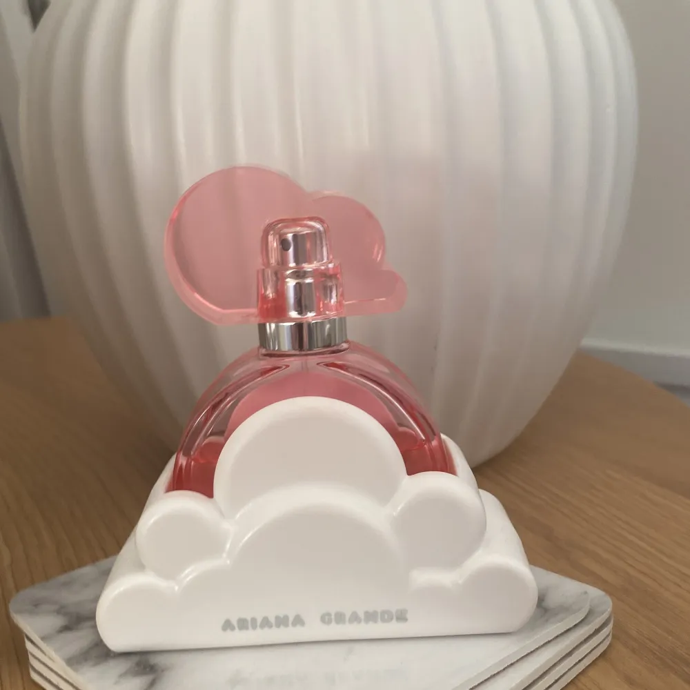 Säljer min pink cloud parfym från ariana grande då jag har andra jag gillar mer köpt på Lyko för ungefär 550 kr. 30 ml. Övrigt.