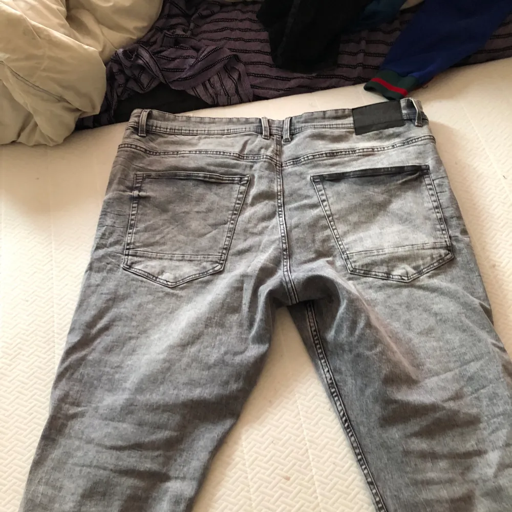 Är nya har inte Använt dom fick dem i present tyckte inte de var så fina så jag säljer av den anledningen. Jeans & Byxor.