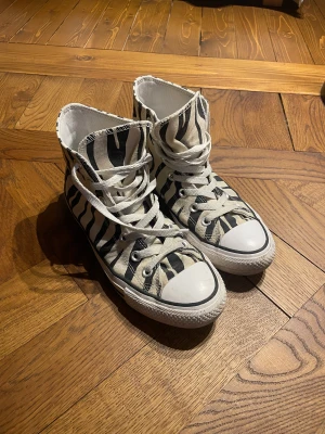 Zebra Converse - Coola Converse i bra skick 🤍