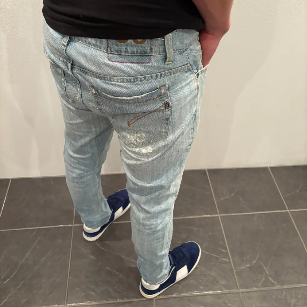 Trendigaste jeansen på marknaden! Hej! Säljer nu dessa sjukt snygga dondup jeans som är perfekt till våren och sommaren  Storlek= 32 Skick= 9/10 Ny pris= 3500 kr Säljs för= 799 kr  Modellen är destroyed från fabrik vilket är sjukt populärt . Jeans & Byxor.