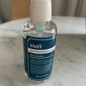 Klairs Rich Moist Soothing Serum - Klairs Rich Moist Soothing Serum Superbra serum!  Använd några tillfällen  Har för många serum hemma, denna blir inte så använd längre   Nypris: 429kr från skincity 